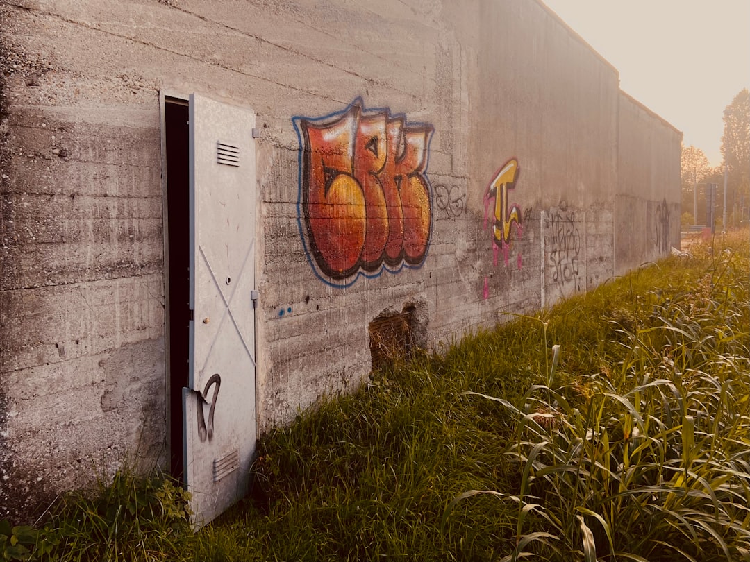 découvrez le bullmastiff, un chien puissant et loyal, idéal comme compagnon de famille et de garde. informez-vous sur son caractère, ses besoins et ses particularités pour savoir si cette race est faite pour vous.