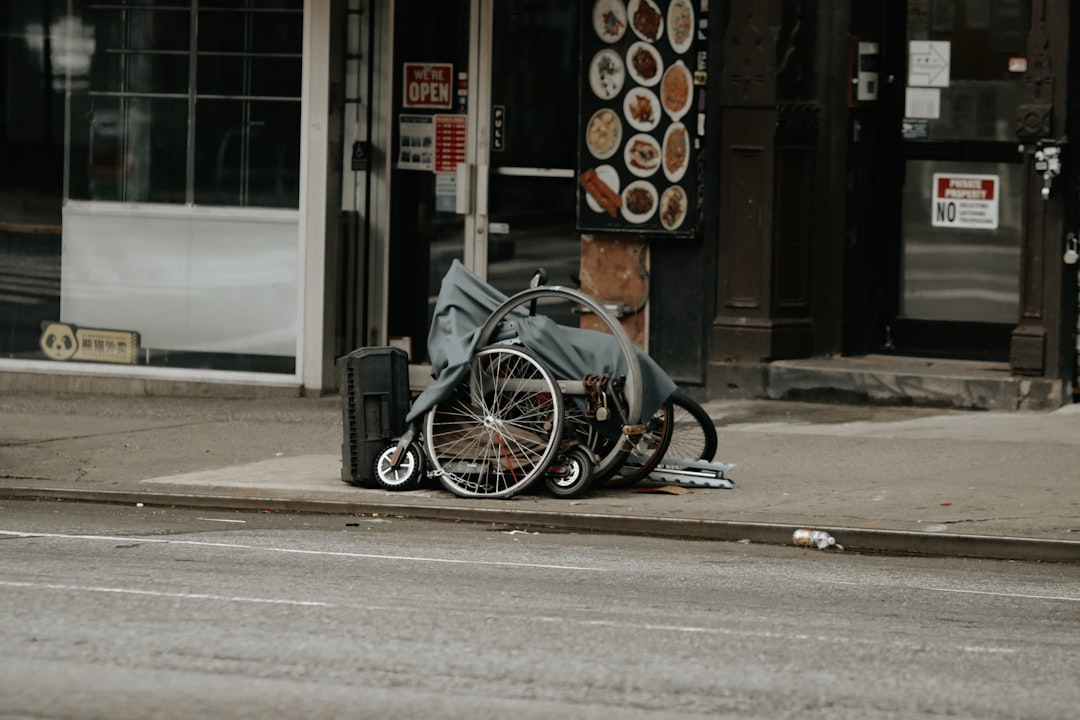 chien qui ne tient plus sur ses pattes arrières